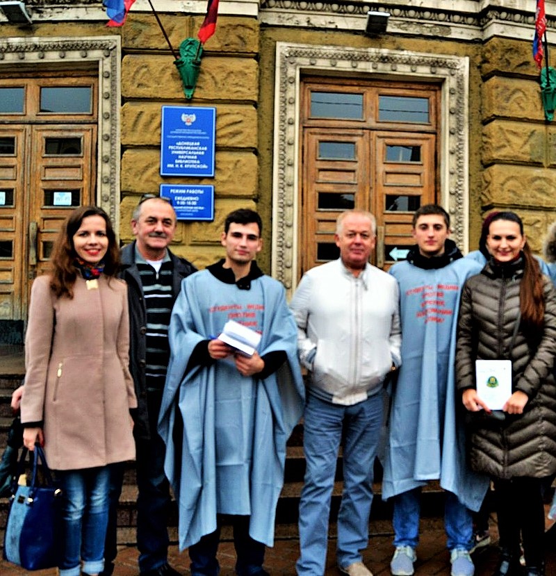 Студенты ДонНМУ им. М. Горького продолжают акцию «Студенты-медики против курения, наркомании и СПИДа»